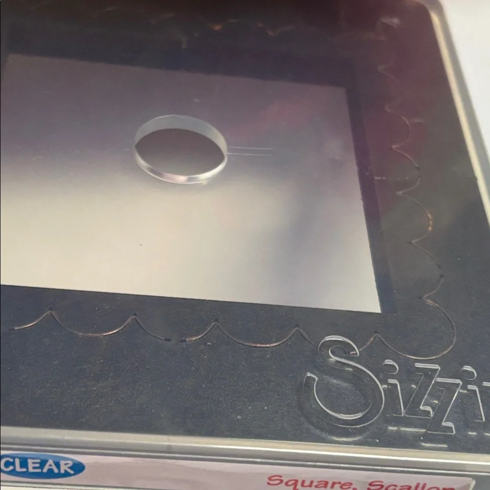 SIZZIX CLEAR SQUARE SCALLOP
